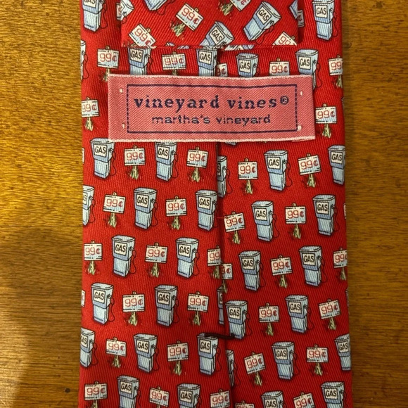 Vineyard Vines 100% silk gas station tie - Picture 2 of 5